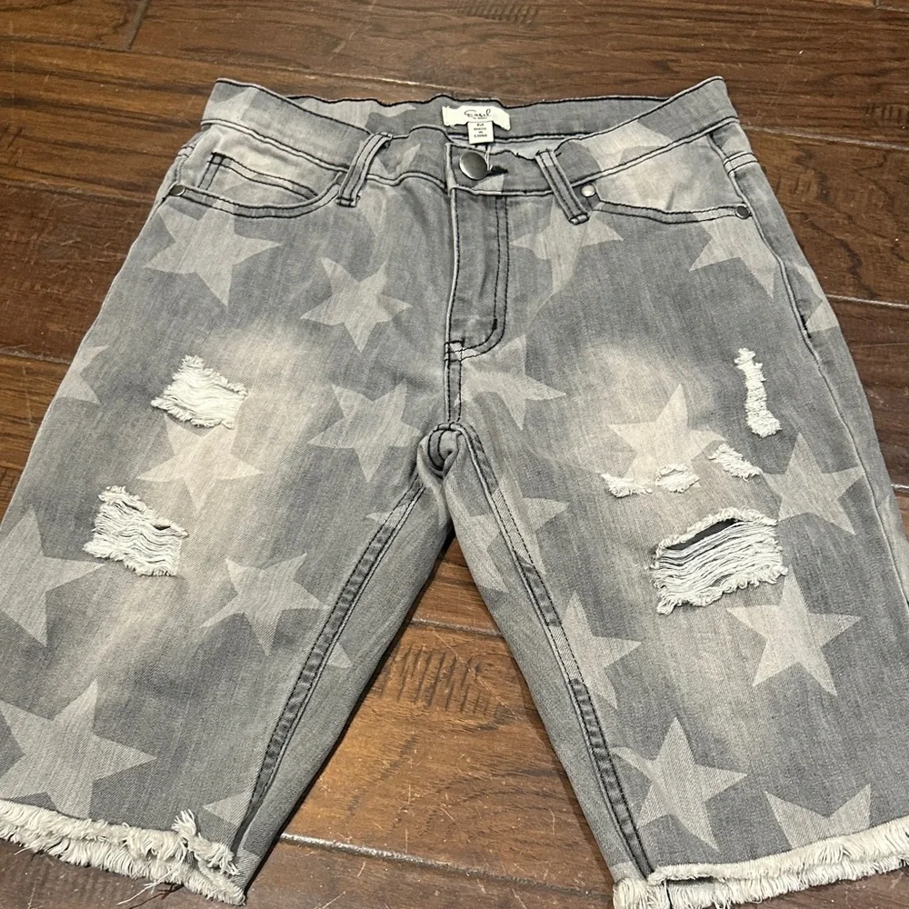 easel trendy gray